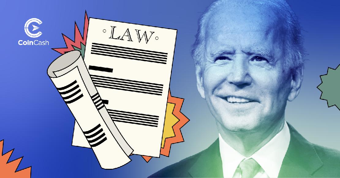 Az amerikai salátatörvényt jelképező törvénypapírok Joe Biden, amerikai elnökkel a háttérben